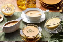 5 of the best turkey gravy recipes on a Thanksgiving table. 